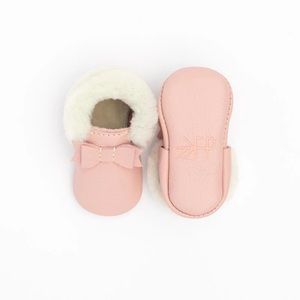 NIB! FRESHLY PICKED Blush Shearling Bow Moccs 4 5